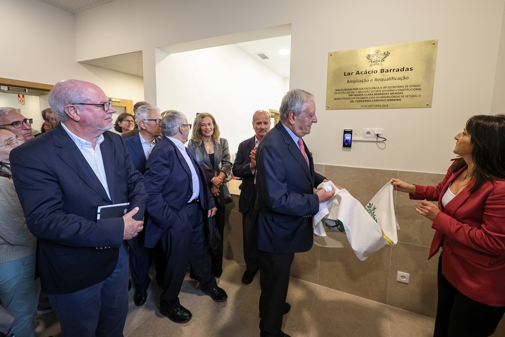Inauguração da requalificação do Lar Acácio Barradas - Presidente da Câmara, André Martins, provedor da Santa Casa da Misericórdia de Setúbal, Fernando Cardoso Ferreira, e secretária de Estado da Ação Social e Inclusão, Maria Clara Marques Mendes