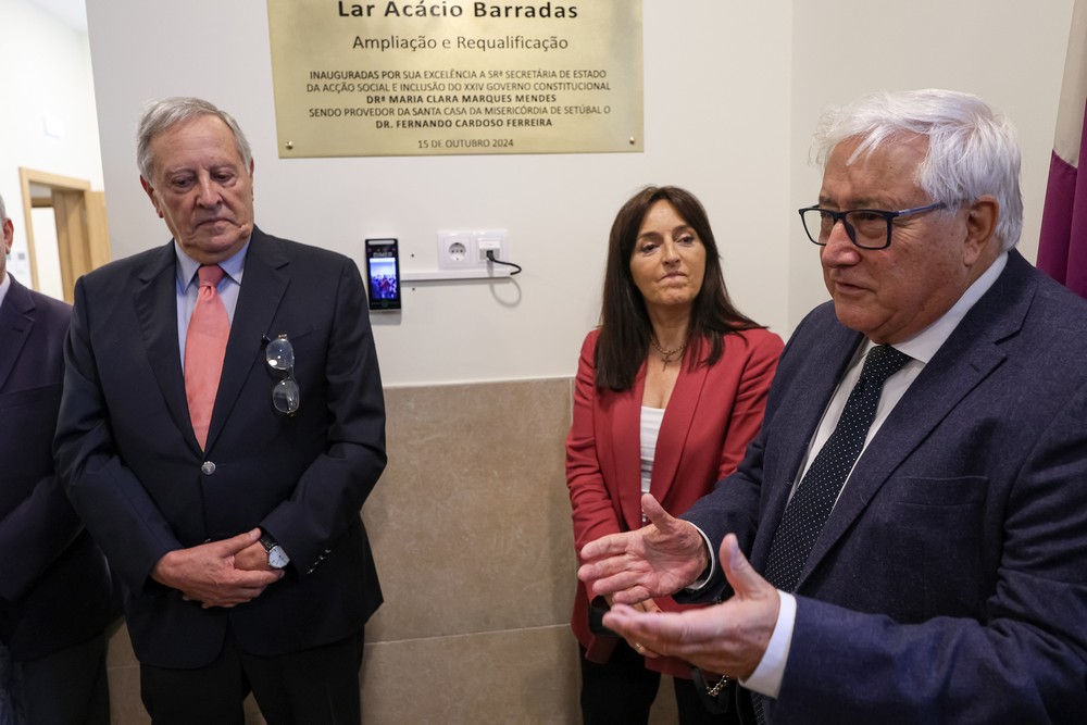 Inauguração da requalificação do Lar Acácio Barradas - Presidente da União das Misericórdias Portuguesas, Manuel Lemos, provedor da Santa Casa da Misericórdia de Setúbal, Fernando Cardoso Ferreira, e secretária de Estado da Ação Social e Inclusão, Maria Clara Marques Mendes