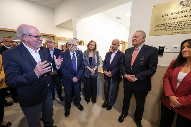 Inauguração da requalificação do Lar Acácio Barradas - Presidente da Câmara, André Martins, provedor da Santa Casa da Misericórdia de Setúbal, Fernando Cardoso Ferreira, e secretária de Estado da Ação Social e Inclusão, Maria Clara Marques Mendes