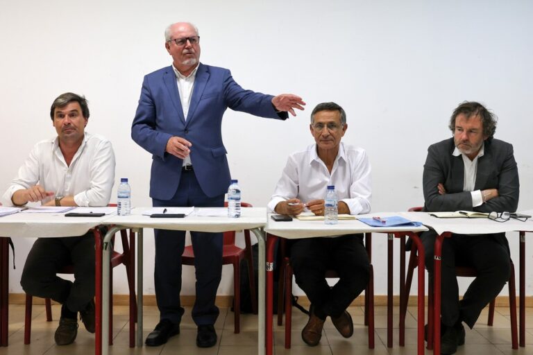 Reunião do programa municipal "Ouvir a População, Construir o Futuro" no Bairro Santos Nicolau - Presidente da Câmara, André Martins, vereadores Carlos Rabaçal e Pedro Pina e presidente da Junta de Freguesia de São Sebastião, Luís Matos