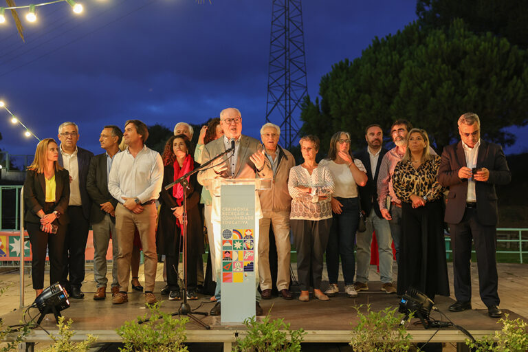 Receção à Comunidade Educativa nas Piscinas Municipais das Manteigadas - Presidentes da Câmara e da Assembleia Municipal, André Martins e Manuel Pisco Lopes, executivo municipal e presidentes e representantes das juntas de freguesia