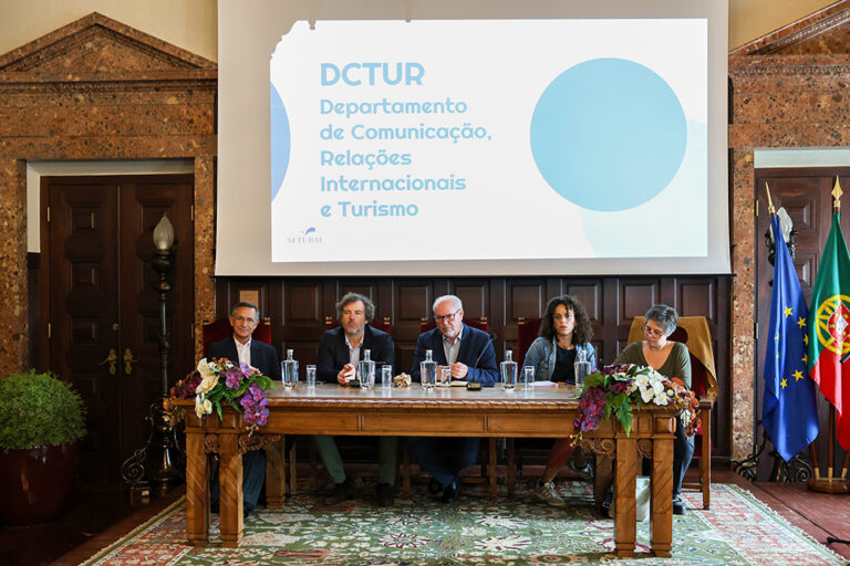 Reunião do executivo com trabalhadores do Departamento de Comunicação, Relações Internacionais e Turismo - Presidente da Câmara, André Martins, vice-presidente, Carla Guerreiro, e vereadores Rita Carvalho, Pedro PIna e Carlos Rabaçal
