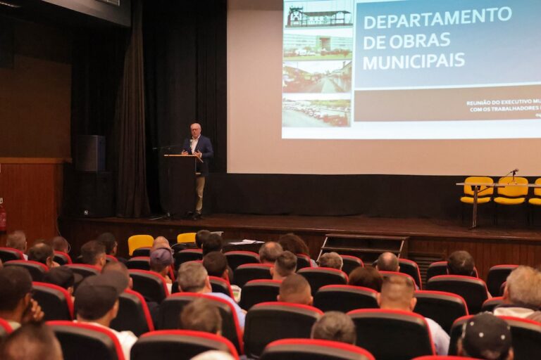Reunião do executivo com os trabalhadores do Departamento de Obras Municipais - Cinema Charlot