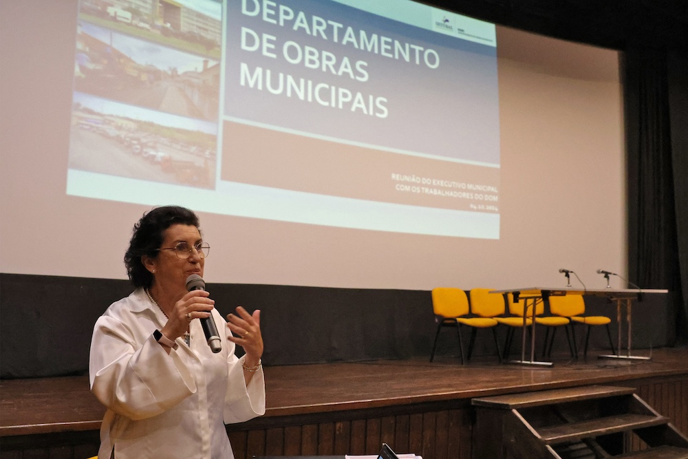 Reunião do executivo com os trabalhadores do Departamento de Obras Municipais - Diretora do departamento, Lénia Mouro