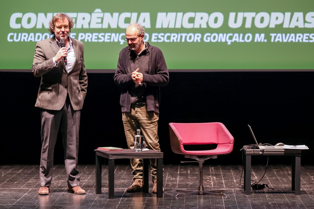 O escritor Gonçalo M. Tavares esteve em Setúbal para falar de micro-utopias