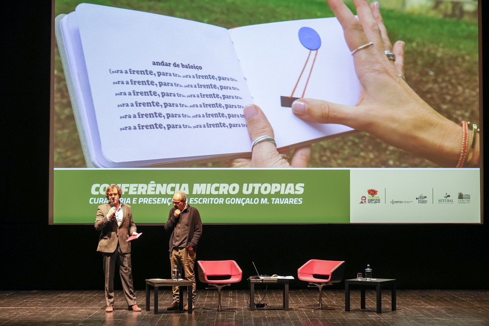 O escritor Gonçalo M. Tavares esteve em Setúbal para falar de micro-utopias