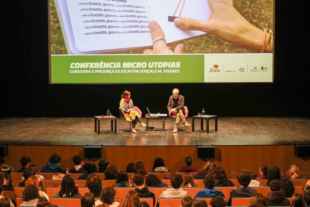 O escritor Gonçalo M. Tavares esteve em Setúbal para falar de micro-utopias
