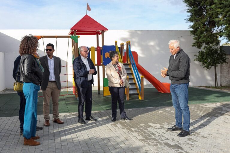 Parque Infantil da EB1 do Montinho da Cotovia, nas Pontes, foi totalmente requalificado - Presidente da Câmara Municipal, André Martins, vice-presidente Carla Guerreiro, vereadora Rita Carvalho e presidente da Junta de Freguesia de Gâmbia-Pontes-Alto da Guerra, Luís Custódio