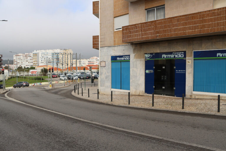 Rua da Tebaida recebe novos pilaretes