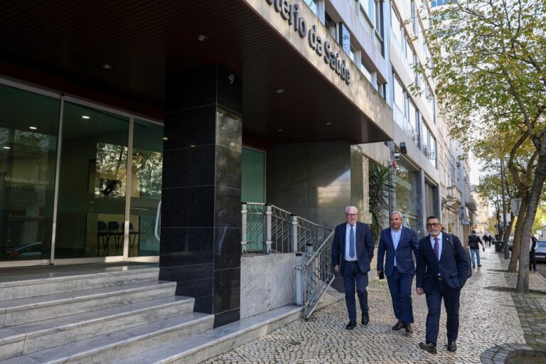 Presidentes das câmaras municipais de Setúbal, Palmela e Sesimbra, André Martins, Álvaro Amaro e Francisco Jesus, reuniram-se com a ministra da Saúde, Ana Paula Martins