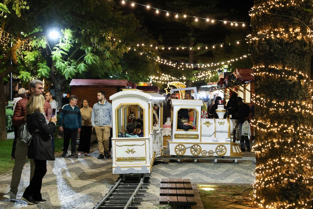 Um comboio diverte miúdos e graúdos na Avenida Luísa Todi