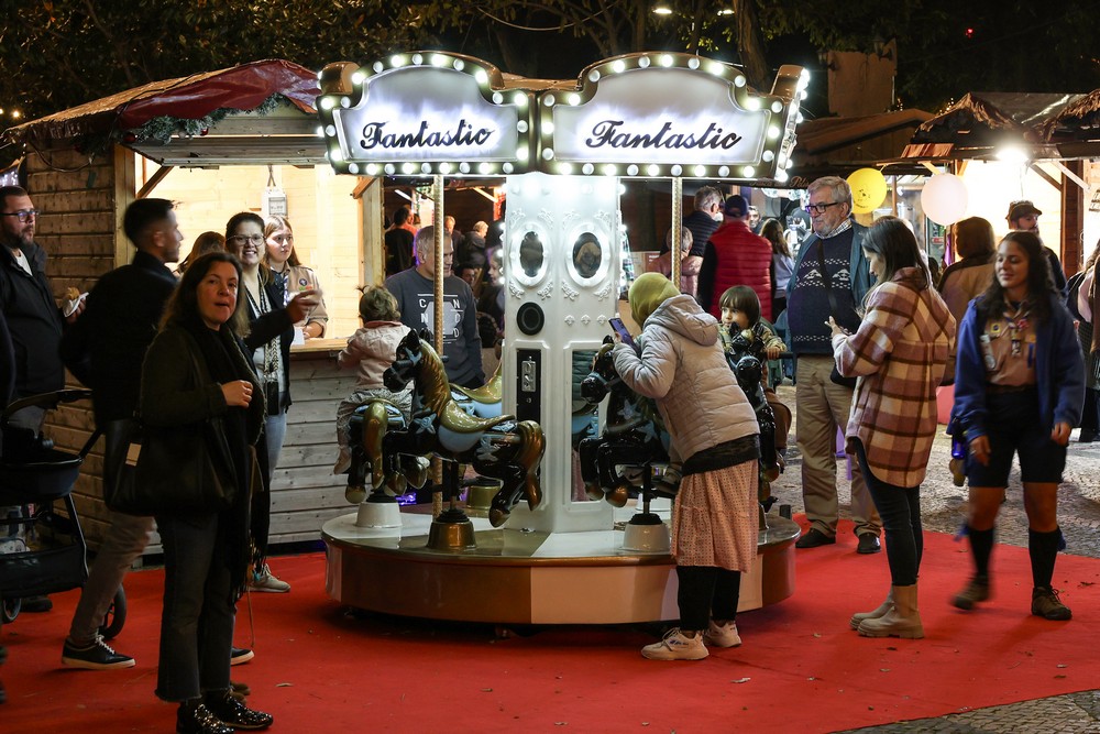 Um carrossel está disponível no Mercado de Natal na Avenida Luísa Todi