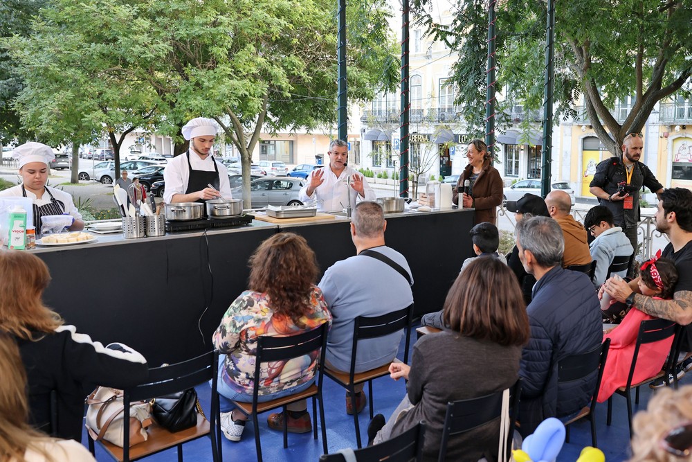 O chef Joaquim Guerra preparou "Rabanadas Criativas" no primeiro showcooking do Setúbal Natal 2024