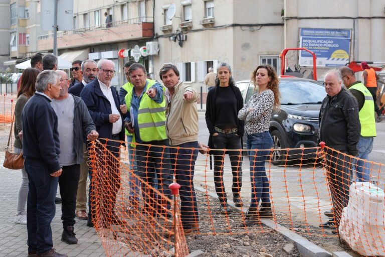 Visita a obras em São Sebastião - Rua da Camarinha - Presidentes da Câmara, André Martins, e da Junta de Freguesia de São Sebastião, Luís Matos, com representantes dos moradores