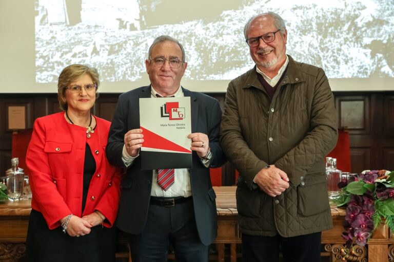 Escritura de lote do Bairro Grito do Povo - Presidente da Câmara, André Martins, e o comprador, Casimiro Santos