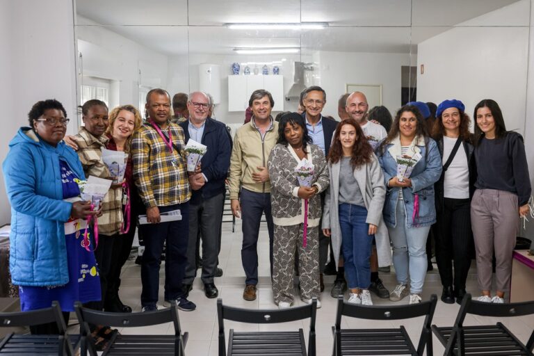 Entrega de mais seis casas requalificadas no Bairro das Manteigadas - Presidente da Câmara, André Martins, vereador Carlos Rabaçal e presidente da Junta de Freguesia de São Sebastião, Luís Matos, com os inquilinos