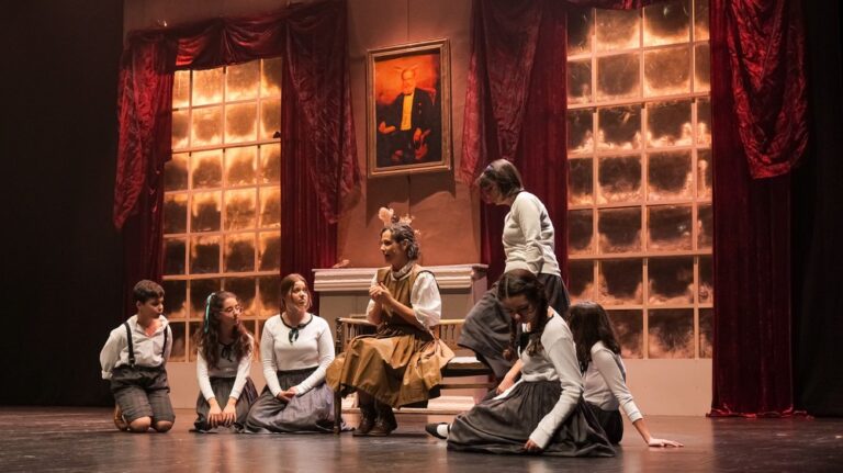 Festa de Natal dos filhos dos trabalhadores da Câmara Municipal - Peça "Música no Coração", pelo Grupo de Teatro CMS (Em)Cena