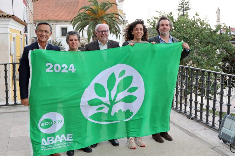 Bandeira Verde ECOXXI 2024 hasteada nos Paços do Concelho - Presidente da Câmara, André Martins, vice-presidente Carla Guerreiro e vereadores Carlos Rabaçal, Pedro Pina e Rita Carvalho