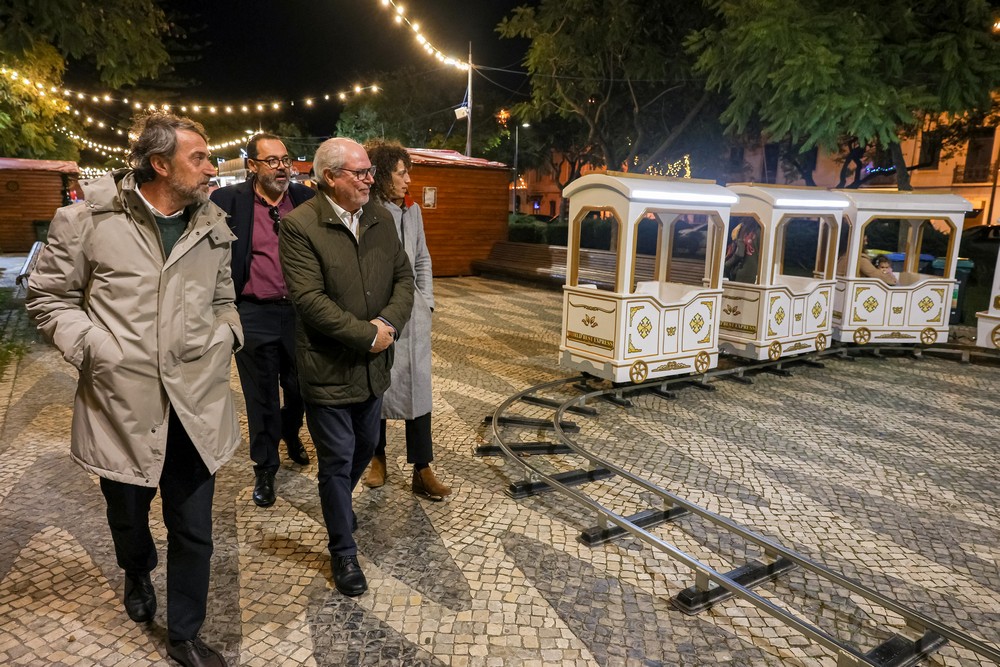 Visita ao Mercado de Natal - Presidente da Câmara, André Martins, e vereadora Rita Carvalho