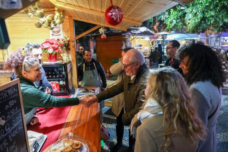 Visita ao Mercado de Natal - Presidente da Câmara, André Martins, e vereadora Rita Carvalho