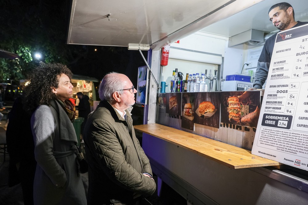 Visita ao Mercado de Natal - Presidente da Câmara, André Martins, e vereadora Rita Carvalho