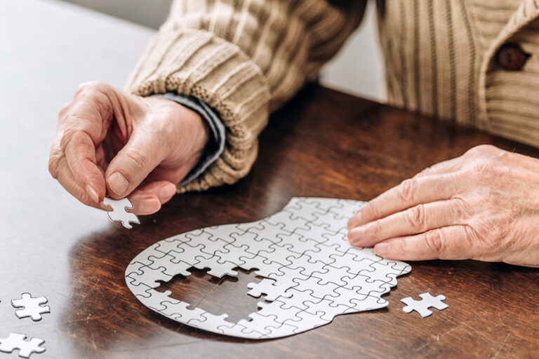 "Chá com História" é um grupo de apoio a pessoas com demência e seus cuidadores