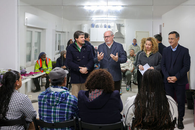 Entrega das chaves de mais seis casas de habitação pública requalificadas no Bairro das Manteigadas - Presidente da Câmara, André Martins, vereador Carlos Rabaçal e presidente da Junta de Freguesia de São Sebastião, Luís Matos