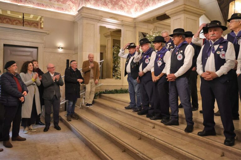 Grupos corais alentejanos cantaram as Janeiras na Câmara Municipal - "Os Amigos dos Sadinos" - Presidente da Câmara, André Martins, e vereadores Pedro Pina e Rita Carvalho