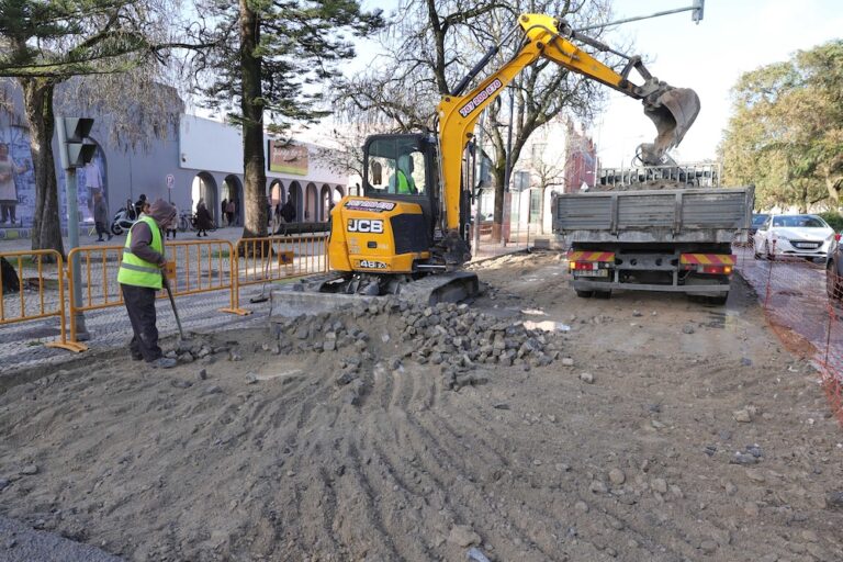 Reabilitação de 50 passadeiras de pedra do centro histórico - Avenida Luísa Todi em frente ao supermercado Pingo Doce