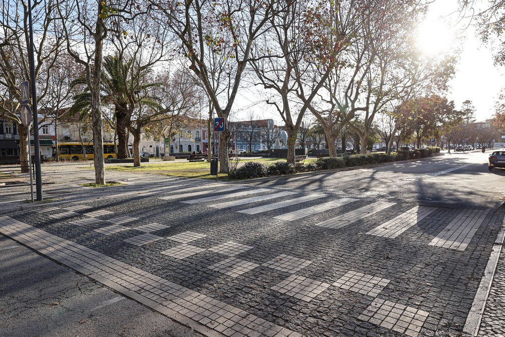 Reabilitação de 50 passadeiras em pedra no centro histórico- Avenida Luísa Todi, em frente ao Largo José Afonso
