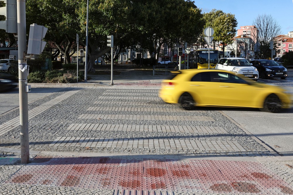 Reabilitação de 50 passadeiras em pedra no centro histórico- Avenida Luísa Todi, em frente ao Largo José Afonso