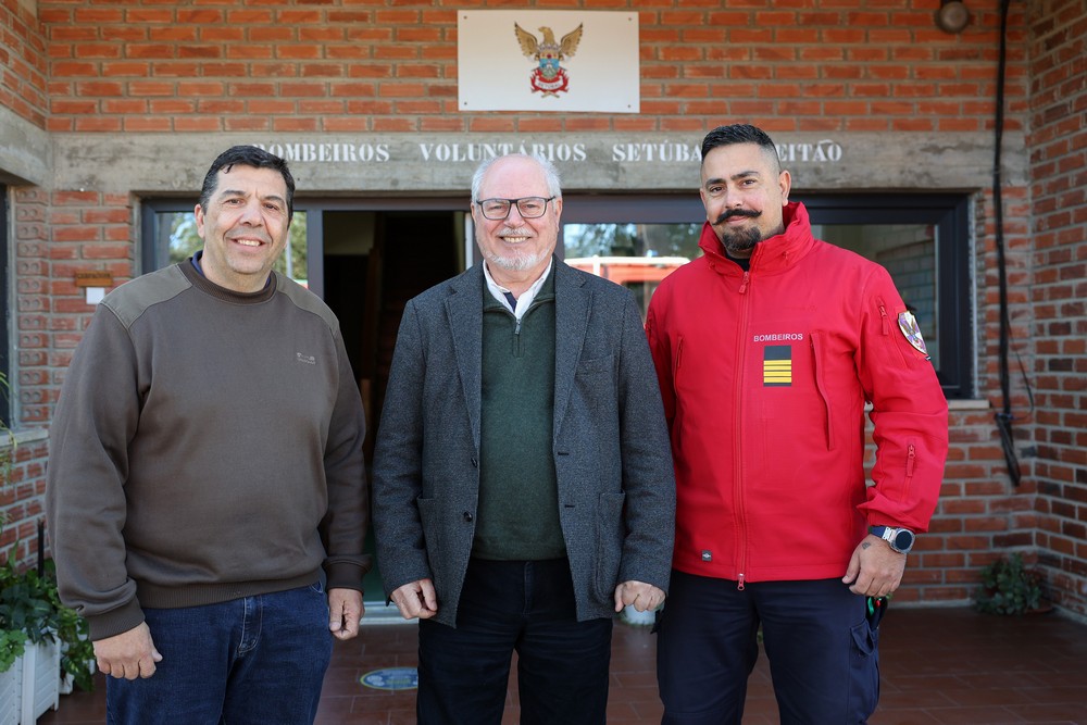 Visita ao destacamento de Azeitão dos Bombeiros Voluntários de Setúbal - Presidentes da Câmara, André Martins, e da AHBVS, Sérgio Varela, e comandante dos bombeiros, Nélio Condeço