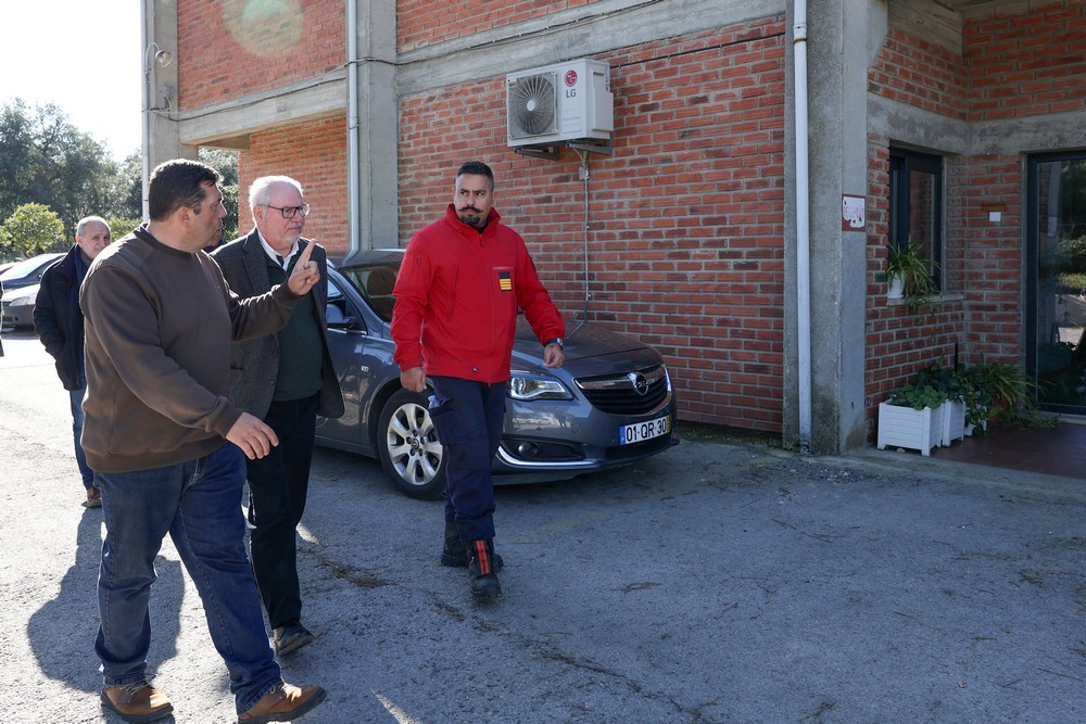Visita ao destacamento de Azeitão dos Bombeiros Voluntários de Setúbal - Presidentes da Câmara, André Martins, e da AHBVS, Sérgio Varela, e comandante dos bombeiros, Nélio Condeço