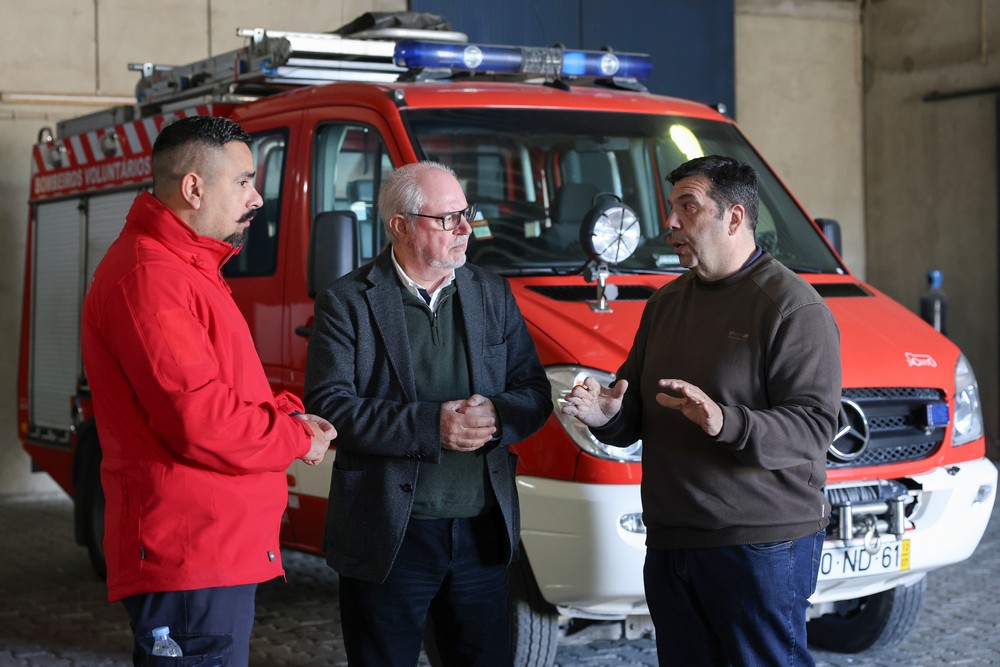 Visita ao destacamento de Azeitão dos Bombeiros Voluntários de Setúbal - Presidentes da Câmara, André Martins, e da AHBVS, Sérgio Varela, e comandante dos bombeiros, Nélio Condeço