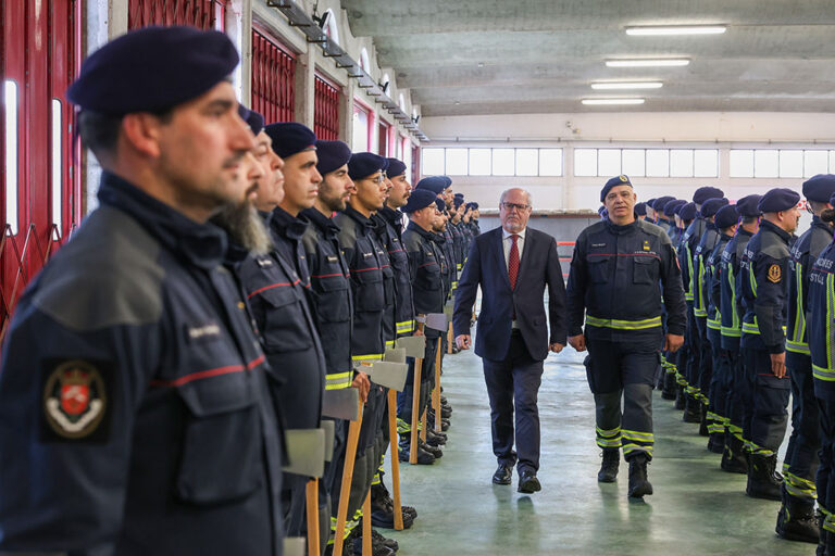 Comemorações do 239.º aniversário da Companhia de Bombeiros Sapadores de Setúbal - Presidente da Câmara, André Martins, passa revista à companhia