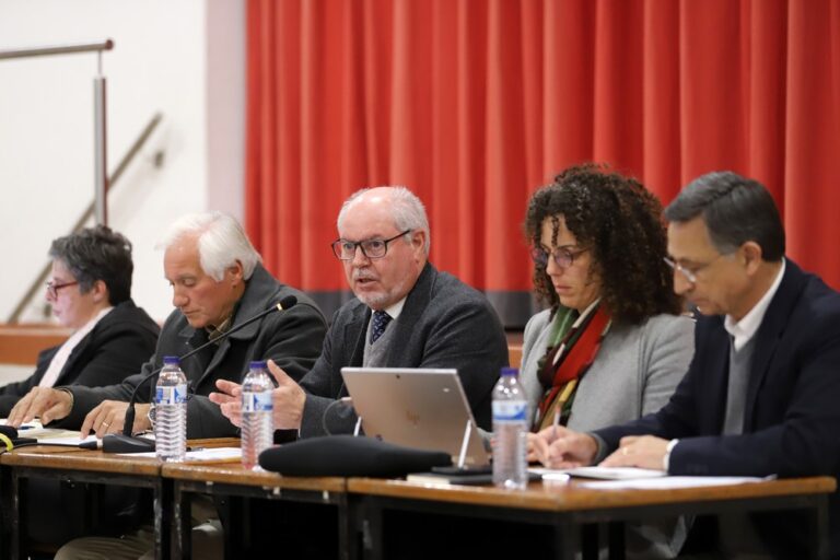 Desenvolvimento da obra de prolongamento das redes de saneamento e abastecimento na Rua Baía do Sado e envolventes apresentada em reunião do "Ouvir a População, Construir o Futuro"