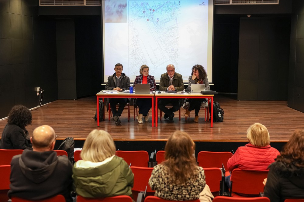 “Ouvir a População, Construir o Futuro” . Reunião com moradores da Rua Vale de Choupos - Presidente da Câmara, André Martins, vereadores Carlos Rabaçal e Rita Carvalho e presidente da Junta de Freguesia de Azeitão, Sónia Paulo