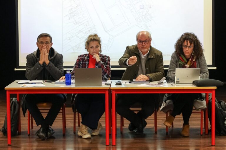 “Ouvir a População, Construir o Futuro” . Reunião com moradores da Rua Vale de Choupos - Presidente da Câmara, André Martins, vereadores Carlos Rabaçal e Rita Carvalho e presidente da Junta de Freguesia de Azeitão, Sónia Paulo