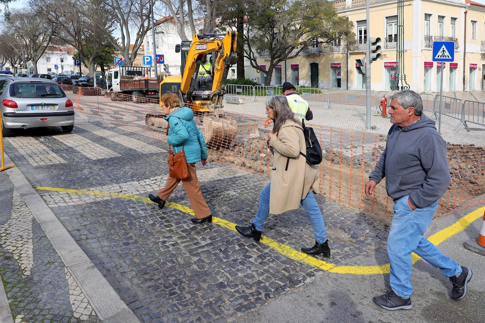 Reabilitação de 50 passadeiras de pedra do centro histórico - Avenida Luísa Todi em frente da Praça de Bocage