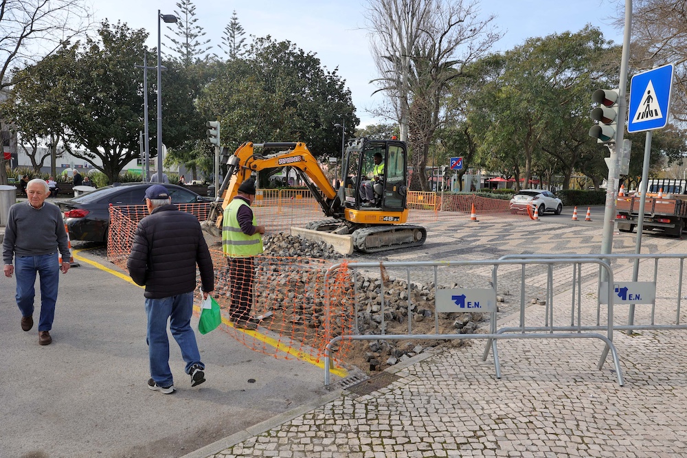 Reabilitação de 50 passadeiras de pedra do centro histórico - Avenida Luísa Todi em frente da Praça de Bocage