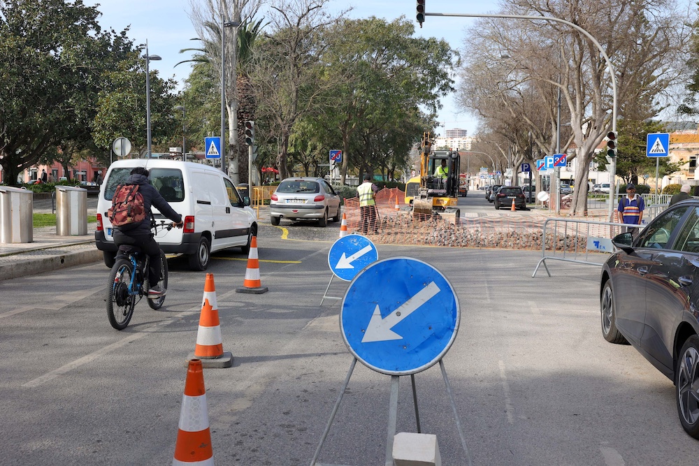 Reabilitação de 50 passadeiras de pedra do centro histórico - Avenida Luísa Todi em frente da Praça de Bocage