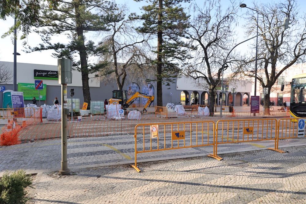 Reabilitação de 50 passadeiras de pedra do centro histórico - Avenida Luísa Todi em frente do supermercado Pingo Doce