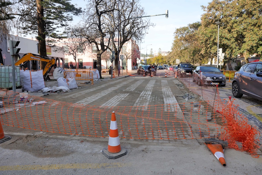Reabilitação de 50 passadeiras de pedra do centro histórico - Avenida Luísa Todi em frente do supermercado Pingo Doce