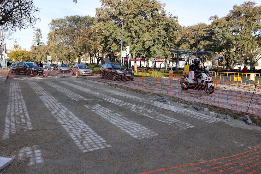 Reabilitação de 50 passadeiras de pedra do centro histórico - Avenida Luísa Todi em frente do supermercado Pingo Doce