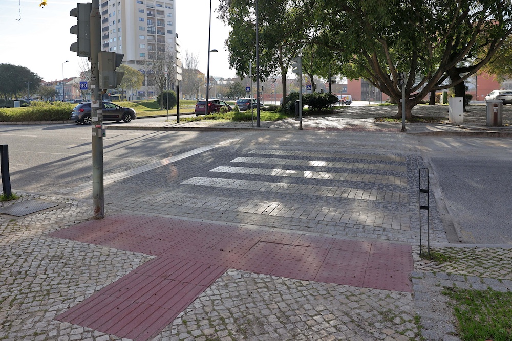Reabilitação de 50 passadeiras de pedra do centro histórico - Avenida Luísa Todi em frente da Casa da Baía