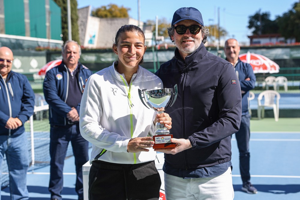 Setúbal Junior Open - vereador Pedro Pina entrega prémio a Jian Ibrahim