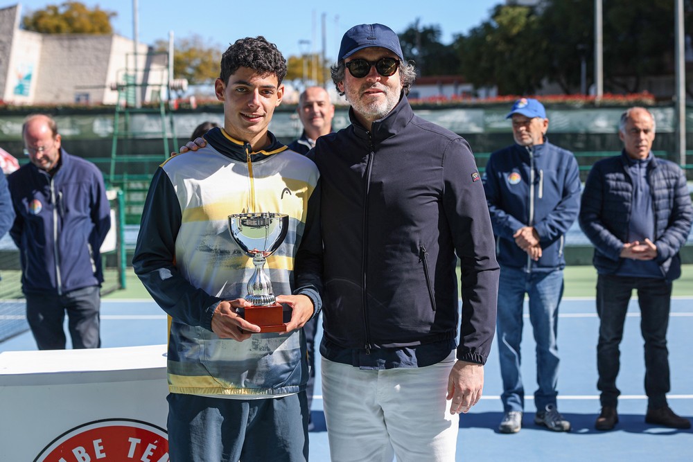 Setúbal Junior Open - vereador Pedro Pina entrega prémio a João Luís Silva