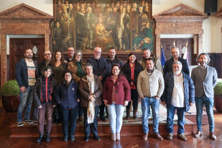 Tomada de posse da Comissão de Trabalhadores da Câmara Municipal para o triénio 2024/2027 - Presidente e vice-presidente da Câmara, André Martins e Carla Guerreiro, com a nova Comissão de Trabalhadores
