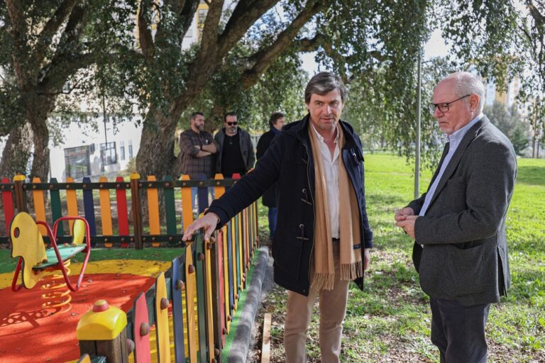 Visita a parques infantis na freguesia de São Sebastião - Parque Infantil das Caravelas, Monte Belo Norte - Presidentes da Câmara, André Martins, e da Junta de Freguesia, Luís Matos