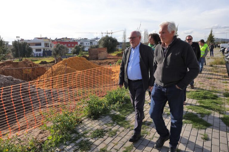 Visita às obras do Parque Verde da Quinta da Amizade - Presidentes da Câmara, André Martins, e da Junta de Freguesia de Gâmbia-Pontes-Alto da Guerra, Luís Custódio